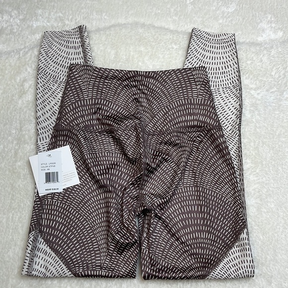 Beyond Yoga Lux Midi Leggings in Etched Fan - Picture 4 of 12